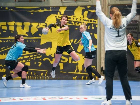 Alina Grijseels (Borussia Dortmund, 04) im Sprungwurf gegen Christina Lovgren Hallberg (Thueringer HC, 01) Borussia Dortmund vs. Thueringer HC, Handball, 1. Bundesliga Frauen, 7. Spieltag, Saison 2025 2026, 29.10.2025 Borussia Dortmund vs. Thueringer HC, Handball, 1. Bundesliga Frauen, 7. Spieltag, Saison 2025 2026, 29.10.2025 Dortmund Copyright: xEibner-Pressefoto DamianxKruczynx EP_DKI