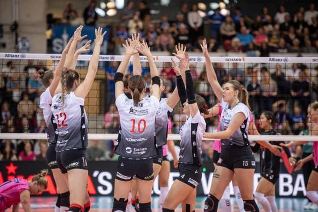 Teamspirit beim Team des Dresdner SC, Teamkreis GER, Allianz MTV Stuttgart - Dresdner SC, Volleyball Bundesliga, VBL, Spielzeit 2025 2026, 29.10.2025 GER, Allianz MTV Stuttgart - Dresdner SC, Volleyball Bundesliga, VBL, Spielzeit 2025 2026, 29.10.2025 Stuttgart Copyright: xSandyxDinkelackerx EP_SDR