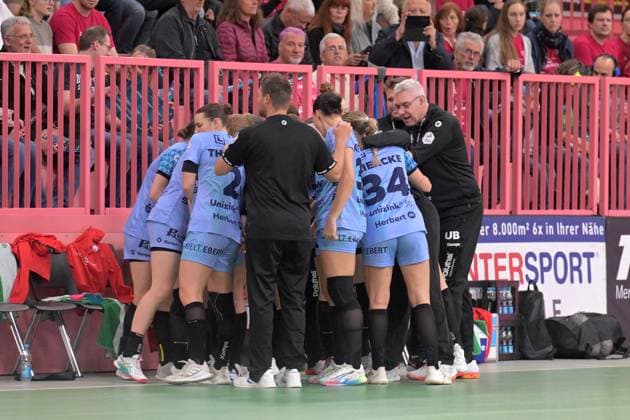 der Kreis der HSG Bensheim Auerbach vor dem Spiel TusSies Metzingen vs. HSG Bensheim Auerbach, Handball, Alsco HBF, 5.Ligaspieltag, Saison 2025 2026, 29.10.2025 TusSies Metzingen vs. HSG Bensheim Auerbach, Handball, Alsco HBF, 5.Ligaspieltag, Saison 2025 2026, 29.10.2025 Tuebingen Copyright: xEibner-Pressefoto TobiasxBaurx EP_TBR