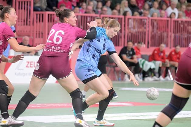 Nina Engel (HSG Bensheim Auerbach, 06) gegen Svenja Huebner (TusSies Metzingen, 26) TusSies Metzingen vs. HSG Bensheim Auerbach, Handball, Alsco HBF, 5.Ligaspieltag, Saison 2025 2026, 29.10.2025 TusSies Metzingen vs. HSG Bensheim Auerbach, Handball, Alsco HBF, 5.Ligaspieltag, Saison 2025 2026, 29.10.2025 Tuebingen Copyright: xEibner-Pressefoto TobiasxBaurx EP_TBR