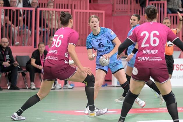 Nina Engel (HSG Bensheim Auerbach, 06) gegen Carolin Huebner (TusSies Metzingen, 56) TusSies Metzingen vs. HSG Bensheim Auerbach, Handball, Alsco HBF, 5.Ligaspieltag, Saison 2025 2026, 29.10.2025 TusSies Metzingen vs. HSG Bensheim Auerbach, Handball, Alsco HBF, 5.Ligaspieltag, Saison 2025 2026, 29.10.2025 Tuebingen Copyright: xEibner-Pressefoto TobiasxBaurx EP_TBR
