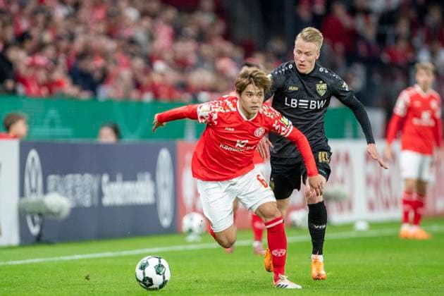 GER, Mainz, Fußball, DFB-Pokal, 2. Hauptrunde, FSV Mainz 05 vs. VFB Stuttgart im Bild v.l.: Kaishu Sano (FSV Mainz 05 06), Chris Fuehrich (VFB Stuttgart 10), Zweikampf 29.10.2025, MEWA-Arena Mainz DFB REGULATIONS PROHIBIT ANY USE OF PHOTOGRAPHS AS IMAGE SEQUENCES AND OR QUASI-VIDEO, Copyright: HMBxMedia PaulxFritz