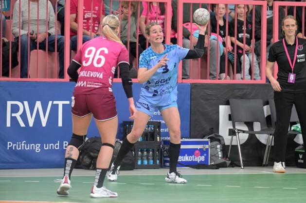 Amelie Berger (HSG Bensheim Auerbach, 03) gegen Charlotte Cholevova (TusSies Metzingen, 96) TusSies Metzingen vs. HSG Bensheim Auerbach, Handball, Alsco HBF, 5.Ligaspieltag, Saison 2025 2026, 29.10.2025 TusSies Metzingen vs. HSG Bensheim Auerbach, Handball, Alsco HBF, 5.Ligaspieltag, Saison 2025 2026, 29.10.2025 Tuebingen Copyright: xEibner-Pressefoto TobiasxBaurx EP_TBR