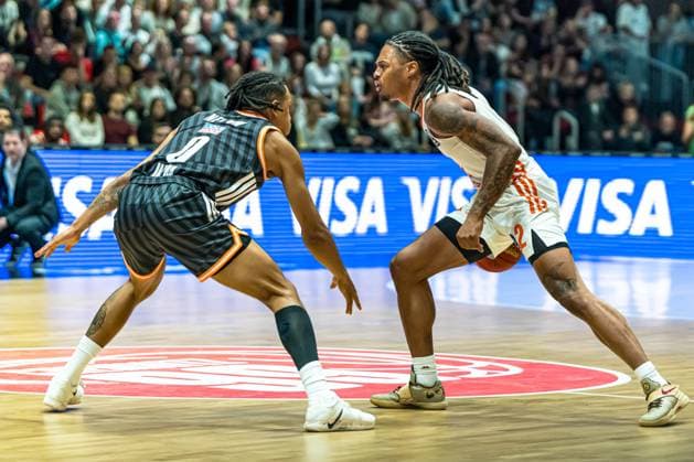 Chemnitz, Deutschland 29. Oktober 2025: BKT EuroCup - 2025 2026 - Niners Chemnitz vs. Ratiofarm Ulm Im Bild: v. li. im Zweikampf Nelson Weidemann (ULM) und Nike Sibande (99) Copyright: xFotostandx xNachtigallx