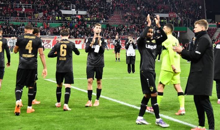 29.10.2025, xhbx, Fussball DFB Pokal 2.Runde, FSV Mainz 05 - VfB Stuttgart v.l. Spieler, Mannschaft von VfB Stuttgart jubeln jubelt nach Spielende. (DFL DFB REGULATIONS PROHIBIT ANY USE OF PHOTOGRAPHS as IMAGE SEQUENCES and or QUASI-VIDEO) Mainz