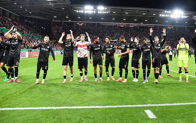 29.10.2025, xhbx, Fussball DFB Pokal 2.Runde, FSV Mainz 05 - VfB Stuttgart v.l. Spieler, Mannschaft von VfB Stuttgart jubeln jubelt nach Spielende. (DFL DFB REGULATIONS PROHIBIT ANY USE OF PHOTOGRAPHS as IMAGE SEQUENCES and or QUASI-VIDEO) Mainz