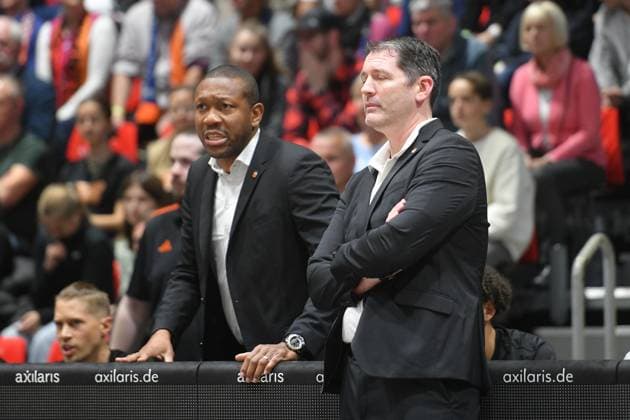 Ty Harrelson (Trainer, Head Coach, ratiopharm ulm) re. und Tyron McCoy (Assistenztrainer, Assistant Coach, ratiopharm ulm) li., unzufrieden. GER, NINERS Chemnitz vs. ratiopharm ulm, Basketball, BKT EuroCup, 5. Spieltag, Saison 2025 2026, 29.10.2025 GER, NINERS Chemnitz vs. ratiopharm ulm, Basketball, BKT EuroCup, 5. Spieltag, Saison 2025 2026, 29.10.2025 Chemnitz Copyright: xEibner-Pressefoto BertxHarzerx EP_BHR