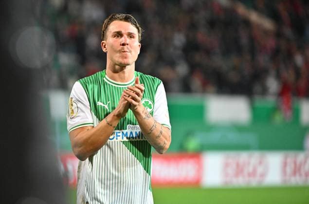 29.10.2025 - Fussball - Saison 2025 2026 - DFB Pokal Vereinspokal - 02. Runde: SpVgg Greuther Fürth ( Kleeblatt ) - 1. FC Kaiserslautern FCK ( Rote Teufel ) - Sportfoto Zink MeZi - xmexzix - regulations prohibit any use of photographs as image sequences and or quasi-video - Felix Klaus (30, SpVgg Greuther Fürth ) enttäuscht Enttäuschung nach Spielende