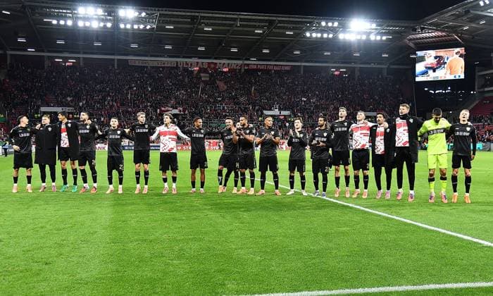 29.10.2025, xhbx, Fussball DFB Pokal 2.Runde, FSV Mainz 05 - VfB Stuttgart v.l. Spieler, Mannschaft von VfB Stuttgart jubeln jubelt nach Spielende. (DFL DFB REGULATIONS PROHIBIT ANY USE OF PHOTOGRAPHS as IMAGE SEQUENCES and or QUASI-VIDEO) Mainz