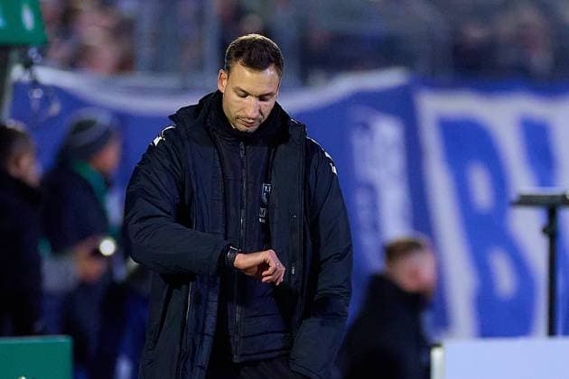 Portrait, Portraet, Freisteller von Silvio Bankert (1. FC Magdeburg, Co-Trainer) beim Blick auf die Uhr GER, FV Illertissen 1921 e.V. vs 1. FC Magdeburg, Fussball, Herren DFB Pokal, 2. Runde, Saison 2025 2026, 29.10.2025 GER, FV Illertissen 1921 e.V. vs 1. FC Magdeburg, Fussball, Herren DFB Pokal, 2. Runde, Saison 2025 2026, 29.10.2025 Illertissen Copyright: xEibner-Pressefoto GeraldxOelze-dexStoppanyx EP_ODS