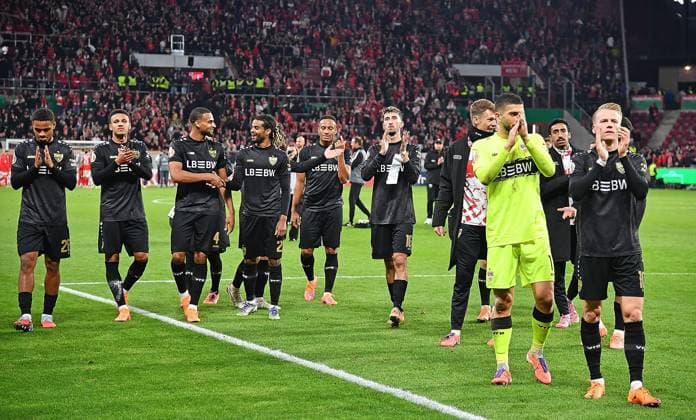 29.10.2025, xhbx, Fussball DFB Pokal 2.Runde, FSV Mainz 05 - VfB Stuttgart v.l. Spieler, Mannschaft von VfB Stuttgart jubeln jubelt nach Spielende. (DFL DFB REGULATIONS PROHIBIT ANY USE OF PHOTOGRAPHS as IMAGE SEQUENCES and or QUASI-VIDEO) Mainz