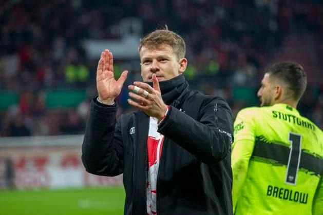 GER, Mainz, Fußball, DFB-Pokal, 2. Hauptrunde, FSV Mainz 05 vs. VFB Stuttgart im Bild v.l.: Alexander Nuebel (VFB Stuttgart 33), 29.10.2025, MEWA-Arena Mainz DFB REGULATIONS PROHIBIT ANY USE OF PHOTOGRAPHS AS IMAGE SEQUENCES AND OR QUASI-VIDEO, Copyright: HMBxMedia PaulxFritz