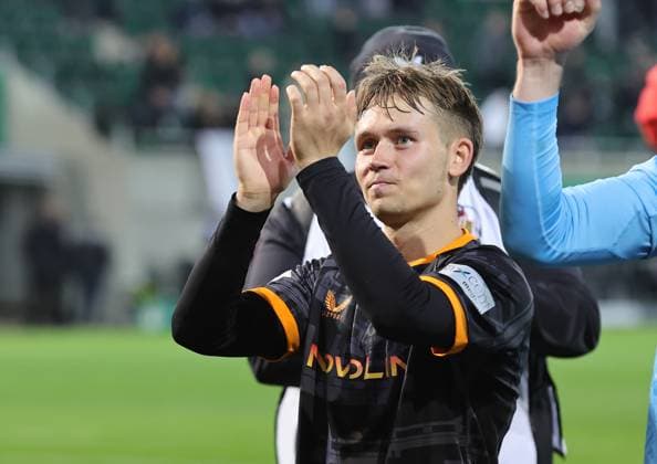 29.10.2025 - Fussball - Saison 2025 2026 - DFB Pokal Vereinspokal - 02. Runde: SpVgg Greuther Fürth ( Kleeblatt ) - 1. FC Kaiserslautern FCK ( Rote Teufel ) - Sportfoto Zink DaMa - xdaxmax - regulations prohibit any use of photographs as image sequences and or quasi-video - Jubel Freude nach Spielende - Naatan Skyttä (15, 1. FC Kaiserslautern FCK ) und Mannschaft Team des FCK feiert mit Zuschauer Publikum Fans