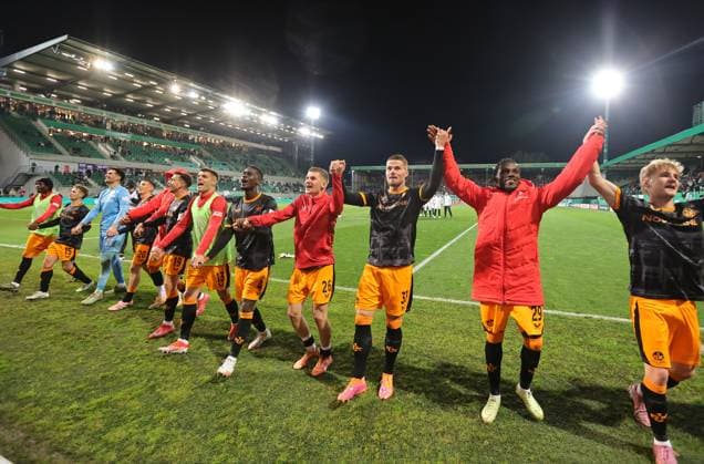 29.10.2025 - Fussball - Saison 2025 2026 - DFB Pokal Vereinspokal - 02. Runde: SpVgg Greuther Fürth ( Kleeblatt ) - 1. FC Kaiserslautern FCK ( Rote Teufel ) - Sportfoto Zink DaMa - xdaxmax - regulations prohibit any use of photographs as image sequences and or quasi-video - Jubel Freude nach Spielende - Mannschaft Team des FCK feiert mit Zuschauer Publikum Fans - Jubelkette Jubelwelle