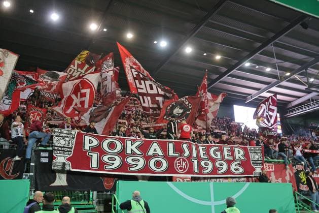 29.10.2025 - Fussball - Saison 2025 2026 - DFB Pokal Vereinspokal - 02. Runde: SpVgg Greuther Fürth ( Kleeblatt ) - 1. FC Kaiserslautern FCK ( Rote Teufel ) - Sportfoto Zink DaMa - xdaxmax - regulations prohibit any use of photographs as image sequences and or quasi-video - Spruchband Transparent der Zuschauer Publikum Fans des FCK - Pokalsieger 1990 1996