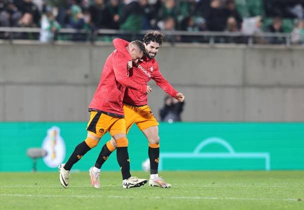 29.10.2025 - Fussball - Saison 2025 2026 - DFB Pokal Vereinspokal - 02. Runde: SpVgg Greuther Fürth ( Kleeblatt ) - 1. FC Kaiserslautern FCK ( Rote Teufel ) - Sportfoto Zink DaMa - xdaxmax - regulations prohibit any use of photographs as image sequences and or quasi-video - Jubel Freude nach Spielende - Marlon Ritter (7, 1. FC Kaiserslautern FCK ) Semih Sahin (8, 1. FC Kaiserslautern FCK ) jubeln