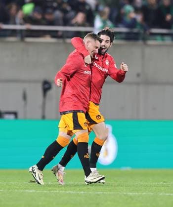 29.10.2025 - Fussball - Saison 2025 2026 - DFB Pokal Vereinspokal - 02. Runde: SpVgg Greuther Fürth ( Kleeblatt ) - 1. FC Kaiserslautern FCK ( Rote Teufel ) - Sportfoto Zink DaMa - xdaxmax - regulations prohibit any use of photographs as image sequences and or quasi-video - Jubel Freude nach Spielende - Marlon Ritter (7, 1. FC Kaiserslautern FCK ) Semih Sahin (8, 1. FC Kaiserslautern FCK ) jubeln