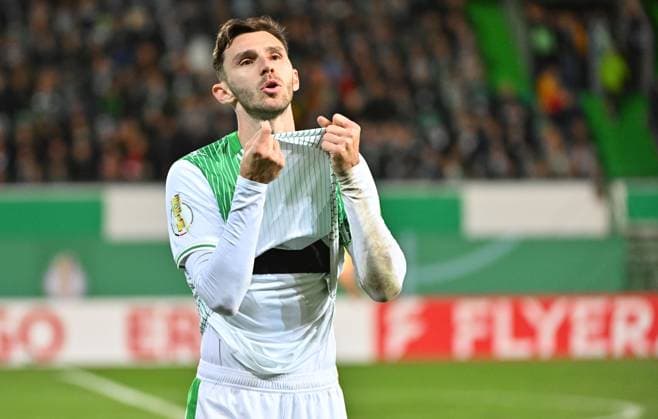 29.10.2025 - Fussball - Saison 2025 2026 - DFB Pokal Vereinspokal - 02. Runde: SpVgg Greuther Fürth ( Kleeblatt ) - 1. FC Kaiserslautern FCK ( Rote Teufel ) - Sportfoto Zink MeZi - xmexzix - regulations prohibit any use of photographs as image sequences and or quasi-video - Branimir Hrgota (10, SpVgg Greuther Fürth ) enttäuscht Enttäuschung nach Spielende