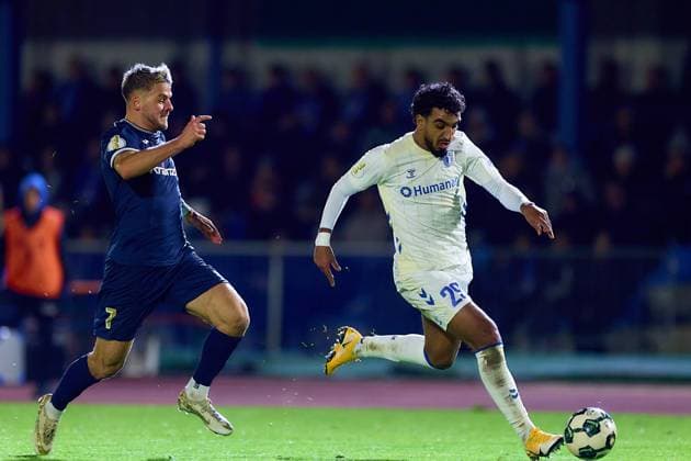 Rayan Ghrieb (1. FC Magdeburg, 29) laeuft Yannick Glessing (FV Illertissen, 07) davon GER, FV Illertissen 1921 e.V. vs 1. FC Magdeburg, Fussball, Herren DFB Pokal, 2. Runde, Saison 2025 2026, 29.10.2025 GER, FV Illertissen 1921 e.V. vs 1. FC Magdeburg, Fussball, Herren DFB Pokal, 2. Runde, Saison 2025 2026, 29.10.2025 Illertissen Copyright: xEibner-Pressefoto GeraldxOelze-dexStoppanyx EP_ODS