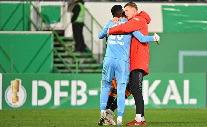 29.10.2025 - Fussball - Saison 2025 2026 - DFB Pokal Vereinspokal - 02. Runde: SpVgg Greuther Fürth ( Kleeblatt ) - 1. FC Kaiserslautern FCK ( Rote Teufel ) - Sportfoto Zink MeZi - xmexzix - regulations prohibit any use of photographs as image sequences and or quasi-video - Jubel Freude nach Spielende Simon Simoni (25, 1. FC Kaiserslautern FCK ) Julian Krahl (1, 1. FC Kaiserslautern FCK )