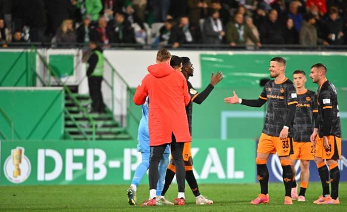 29.10.2025 - Fussball - Saison 2025 2026 - DFB Pokal Vereinspokal - 02. Runde: SpVgg Greuther Fürth ( Kleeblatt ) - 1. FC Kaiserslautern FCK ( Rote Teufel ) - Sportfoto Zink MeZi - xmexzix - regulations prohibit any use of photographs as image sequences and or quasi-video - Jubel Freude bei Jan Elvedi (33, 1. FC Kaiserslautern FCK ) und Co