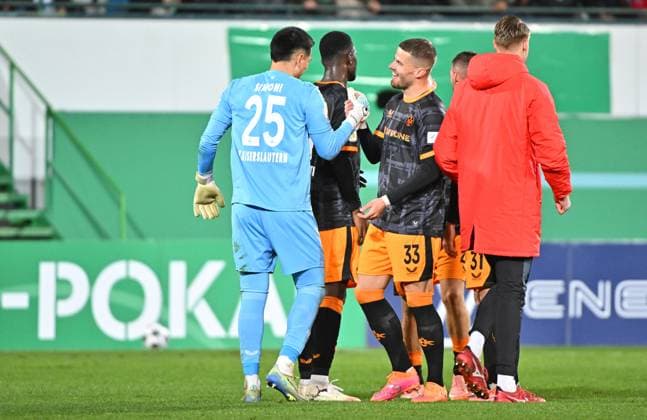 29.10.2025 - Fussball - Saison 2025 2026 - DFB Pokal Vereinspokal - 02. Runde: SpVgg Greuther Fürth ( Kleeblatt ) - 1. FC Kaiserslautern FCK ( Rote Teufel ) - Sportfoto Zink MeZi - xmexzix - regulations prohibit any use of photographs as image sequences and or quasi-video - Jubel Freude nach Spielende Simon Simoni (25, 1. FC Kaiserslautern FCK ) Jan Elvedi (33, 1. FC Kaiserslautern FCK )