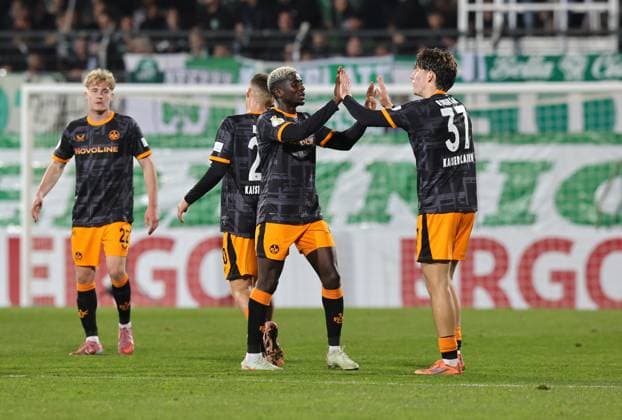 29.10.2025 - Fussball - Saison 2025 2026 - DFB Pokal Vereinspokal - 02. Runde: SpVgg Greuther Fürth ( Kleeblatt ) - 1. FC Kaiserslautern FCK ( Rote Teufel ) - Sportfoto Zink DaMa - xdaxmax - regulations prohibit any use of photographs as image sequences and or quasi-video - Jubel Freude nach Spielende - Afeez Aremu (23, 1. FC Kaiserslautern FCK ) Leon Robinson (37, 1. FC Kaiserslautern FCK ) und Mannschaft Team