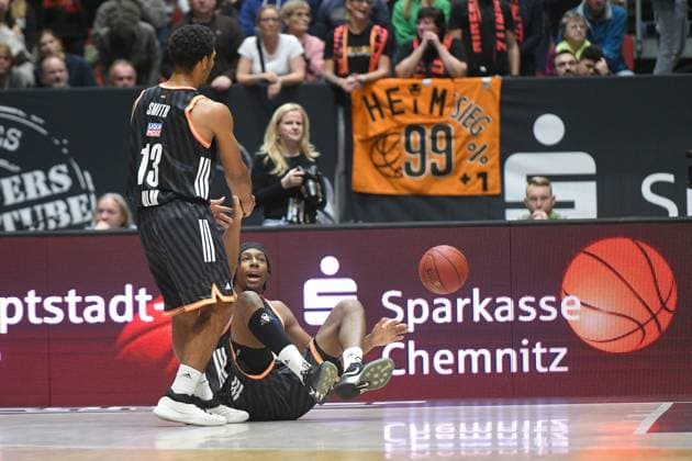 Mark Smith (ratiopharm ulm) li., hilft Mohamed Diakite (ratiopharm ulm) hoch. GER, NINERS Chemnitz vs. ratiopharm ulm, Basketball, BKT EuroCup, 5. Spieltag, Saison 2025 2026, 29.10.2025 GER, NINERS Chemnitz vs. ratiopharm ulm, Basketball, BKT EuroCup, 5. Spieltag, Saison 2025 2026, 29.10.2025 Chemnitz Copyright: xEibner-Pressefoto BertxHarzerx EP_BHR
