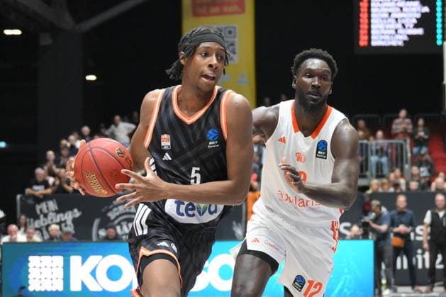 Zweikampf zwischen Mohamed Diakite (ratiopharm ulm) li. und Amadou Sow (NINERS Chemnitz) re. GER, NINERS Chemnitz vs. ratiopharm ulm, Basketball, BKT EuroCup, 5. Spieltag, Saison 2025 2026, 29.10.2025 GER, NINERS Chemnitz vs. ratiopharm ulm, Basketball, BKT EuroCup, 5. Spieltag, Saison 2025 2026, 29.10.2025 Chemnitz Copyright: xEibner-Pressefoto BertxHarzerx EP_BHR