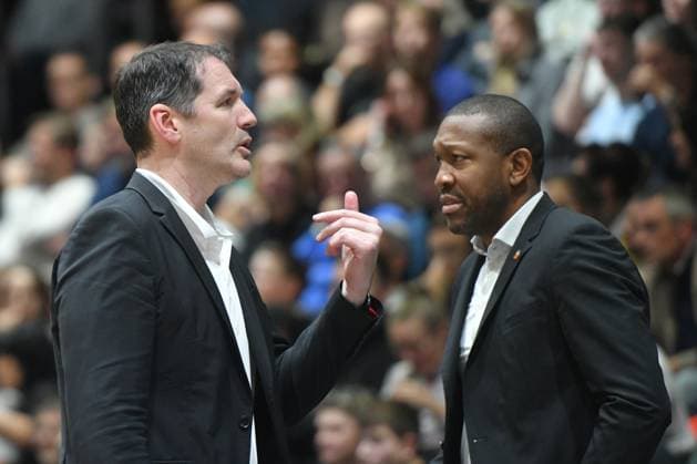 Ty Harrelson (Trainer, Head Coach, ratiopharm ulm) li., frustriert, Tyron McCoy (Assistenztrainer, Assistant Coach, ratiopharm ulm) re. GER, NINERS Chemnitz vs. ratiopharm ulm, Basketball, BKT EuroCup, 5. Spieltag, Saison 2025 2026, 29.10.2025 GER, NINERS Chemnitz vs. ratiopharm ulm, Basketball, BKT EuroCup, 5. Spieltag, Saison 2025 2026, 29.10.2025 Chemnitz Copyright: xEibner-Pressefoto BertxHarzerx EP_BHR