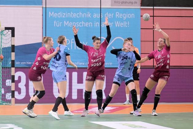Naina Klein (TusSies Metzingen, 09), Svenja Huebner (TusSies Metzingen, 26) und Carolin Huebner (TusSies Metzingen, 56) gegen Matilda Ehlert (HSG Bensheim Auerbach, 10) und Meike Schmelzer (HSG Bensheim Auerbach, 24) TusSies Metzingen vs. HSG Bensheim Auerbach, Handball, Alsco HBF, 5.Ligaspieltag, Saison 2025 2026, 29.10.2025 TusSies Metzingen vs. HSG Bensheim Auerbach, Handball, Alsco HBF, 5.Ligaspieltag, Saison 2025 2026, 29.10.2025 Tuebingen Copyright: xEibner-Pressefoto TobiasxBaurx EP_TBR