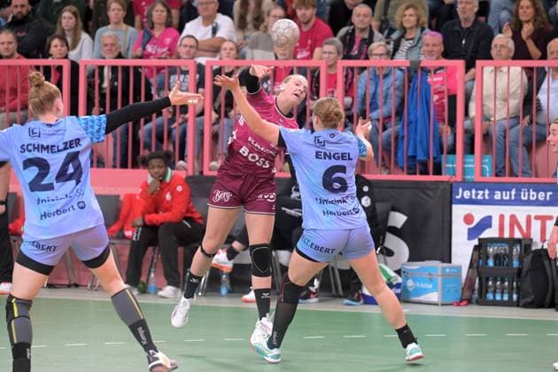 Charlotte Cholevova (TusSies Metzingen, 96) gegen Nina Engel (HSG Bensheim Auerbach, 06) TusSies Metzingen vs. HSG Bensheim Auerbach, Handball, Alsco HBF, 5.Ligaspieltag, Saison 2025 2026, 29.10.2025 TusSies Metzingen vs. HSG Bensheim Auerbach, Handball, Alsco HBF, 5.Ligaspieltag, Saison 2025 2026, 29.10.2025 Tuebingen Copyright: xEibner-Pressefoto TobiasxBaurx EP_TBR