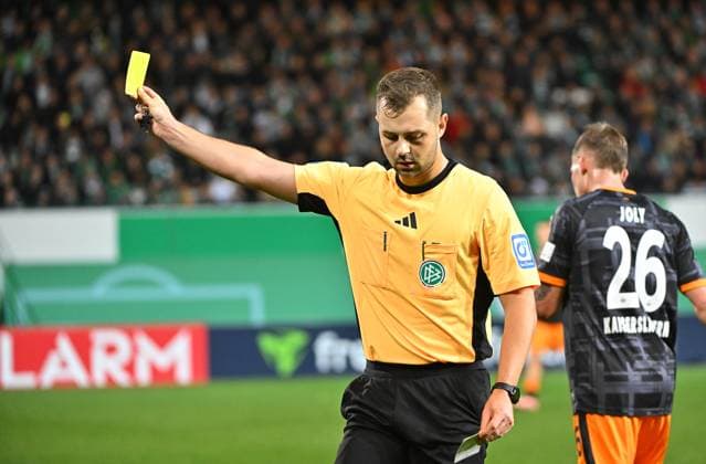 29.10.2025 - Fussball - Saison 2025 2026 - DFB Pokal Vereinspokal - 02. Runde: SpVgg Greuther Fürth ( Kleeblatt ) - 1. FC Kaiserslautern FCK ( Rote Teufel ) - Sportfoto Zink MeZi - xmexzix - regulations prohibit any use of photographs as image sequences and or quasi-video - Marc Philip Eckermann (Schiedsrichter ) mit gelbe Karte Gelb