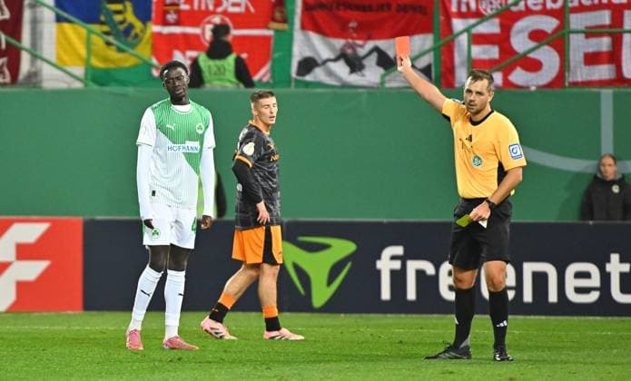 29.10.2025 - Fussball - Saison 2025 2026 - DFB Pokal Vereinspokal - 02. Runde: SpVgg Greuther Fürth ( Kleeblatt ) - 1. FC Kaiserslautern FCK ( Rote Teufel ) - Sportfoto Zink MeZi - xmexzix - regulations prohibit any use of photographs as image sequences and or quasi-video - Marc Philip Eckermann (Schiedsrichter ) zeigt Omar Sillah (42, SpVgg Greuther Fürth ) gelb-rote Karte Platzverweis