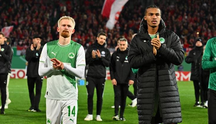 29.10.2025 - Fussball - Saison 2025 2026 - DFB Pokal Vereinspokal - 02. Runde: SpVgg Greuther Fürth ( Kleeblatt ) - 1. FC Kaiserslautern FCK ( Rote Teufel ) - Sportfoto Zink - xwoxzix - regulations prohibit any use of photographs as image sequences and or quasi-video - Jomaine Consbruch (14, SpVgg Greuther Fürth ) David Abrangao (40, SpVgg Greuther Fürth ) nach Spielende