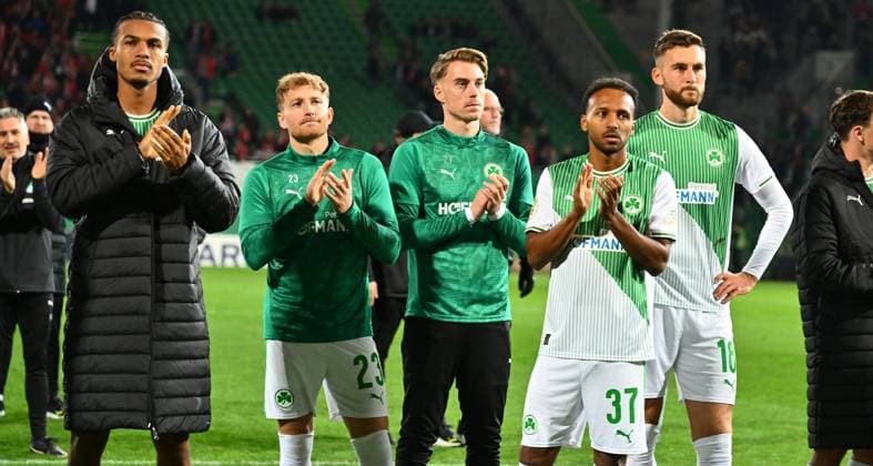 29.10.2025 - Fussball - Saison 2025 2026 - DFB Pokal Vereinspokal - 02. Runde: SpVgg Greuther Fürth ( Kleeblatt ) - 1. FC Kaiserslautern FCK ( Rote Teufel ) - Sportfoto Zink - xwoxzix - regulations prohibit any use of photographs as image sequences and or quasi-video - David Abrangao (40, SpVgg Greuther Fürth ) Jannik Dehm ( 23, SpVgg Greuther Fürth ) Gian Luca Gian-Luca Itter (27, SpVgg Greuther Fürth ) Julian Green (37, SpVgg Greuther Fürth ) Felix Higl (18, SpVgg Greuther Fürth ) nach Spielende