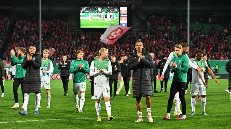 29.10.2025 - Fussball - Saison 2025 2026 - DFB Pokal Vereinspokal - 02. Runde: SpVgg Greuther Fürth ( Kleeblatt ) - 1. FC Kaiserslautern FCK ( Rote Teufel ) - Sportfoto Zink - xwoxzix - regulations prohibit any use of photographs as image sequences and or quasi-video - Mannschaft Team Fürth nach Spielende