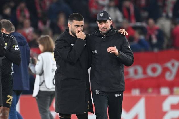 Trainer Sebastian HOENESS (VFB Stuttgart) mit Deniz UNDAV (VFB Stuttgart) nach Spielende. Fussball DFB Pokal , 2.Runde 1.FSV Mainz 05 - VfB Stuttgart 2-0 am 29.10..2025 , MEWA ARENA Saison 2025 2026,