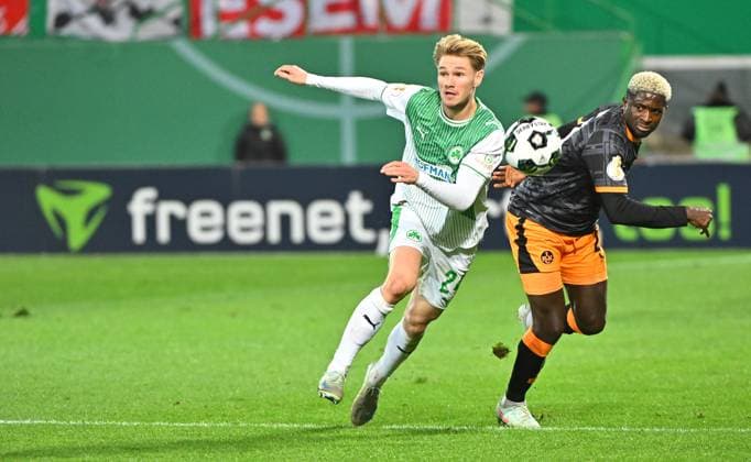 29.10.2025 - Fussball - Saison 2025 2026 - DFB Pokal Vereinspokal - 02. Runde: SpVgg Greuther Fürth ( Kleeblatt ) - 1. FC Kaiserslautern FCK ( Rote Teufel ) - Sportfoto Zink MeZi - xmexzix - regulations prohibit any use of photographs as image sequences and or quasi-video - Marco John (24, SpVgg Greuther Fürth ) Afeez Aremu (23, 1. FC Kaiserslautern FCK, rechts )