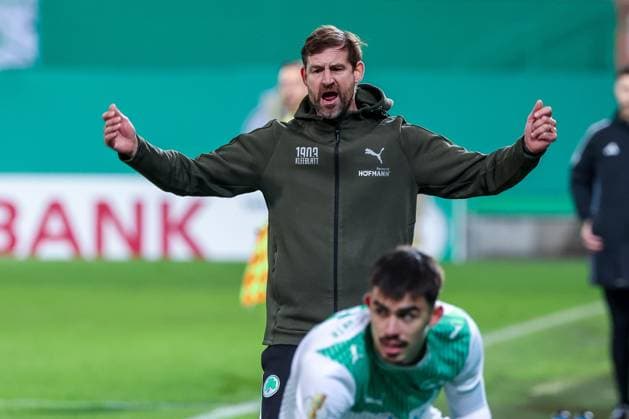Cheftrainer Thomas Kleine (Spvgg Greuther Fuerth) gestikuliert energisch, gibt Anweisungen, feuert seine Mannschaft an, SpVgg Greuther Fuerth vs. 1. FC Kaiserslautern, Fussball, Maenner, DFL, DFB-Pokal, Saison 2025 2026, Sportpark Ronhof Thomas Sommer, Zweite Runde, 29.10.2025 Fuerth Bayern Deutschland