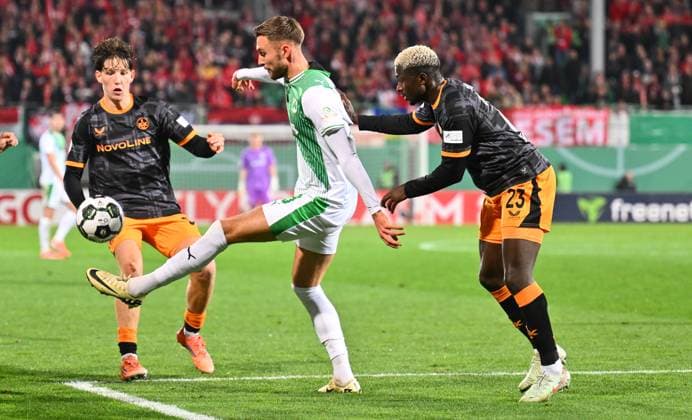 29.10.2025 - Fussball - Saison 2025 2026 - DFB Pokal Vereinspokal - 02. Runde: SpVgg Greuther Fürth ( Kleeblatt ) - 1. FC Kaiserslautern FCK ( Rote Teufel ) - Sportfoto Zink - xwoxzix - regulations prohibit any use of photographs as image sequences and or quasi-video - Felix Higl (18, SpVgg Greuther Fürth ) Afeez Aremu (23, 1. FC Kaiserslautern FCK )