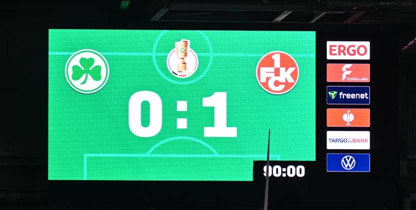 29.10.2025 - Fussball - Saison 2025 2026 - DFB Pokal Vereinspokal - 02. Runde: SpVgg Greuther Fürth ( Kleeblatt ) - 1. FC Kaiserslautern FCK ( Rote Teufel ) - Sportfoto Zink - xwoxzix - regulations prohibit any use of photographs as image sequences and or quasi-video - Endergebnis auf Anzeigetafel