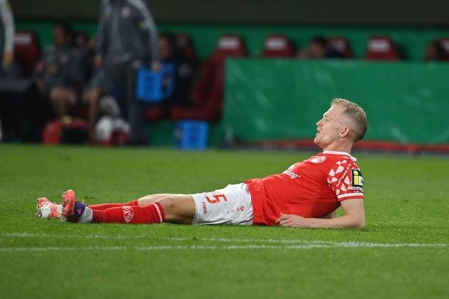 Andreas HANCHE OLSEN (1.FSV Mainz 05) nach Spielende am Boden, Enttaeuschung,Frust,enttaeuscht, frustriert,niedergeschlagen, Fussball DFB Pokal , 2.Runde 1.FSV Mainz 05 - VfB Stuttgart 2-0 am 29.10..2025 , MEWA ARENA Saison 2025 2026,