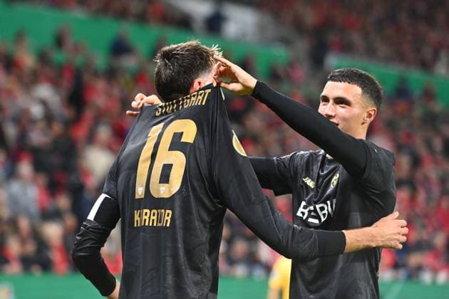 Torjubel Atakan KARAZOR (VFB Stuttgart) nach Tor zum 0-2 mit Bilal EL KHANNOUSS (VFB Stuttgart,re), Jubel,Freude,Begeisterung,Aktion. Fussball DFB Pokal , 2.Runde 1.FSV Mainz 05 - VfB Stuttgart 2-0 am 29.10..2025 , MEWA ARENA Saison 2025 2026,