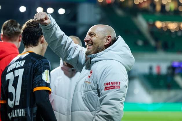 Cheftrainer Torsten Lieberknecht (1. FC Kaiserslautern) reckt die Faust nach oben, feiert den Sieg mit den Fans, Schlussjubel, SpVgg Greuther Fuerth vs. 1. FC Kaiserslautern, Fussball, Maenner, DFL, DFB-Pokal, Saison 2025 2026, Sportpark Ronhof Thomas Sommer, Zweite Runde, 29.10.2025 Fuerth Bayern Deutschland