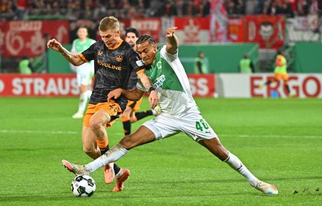 29.10.2025 - Fussball - Saison 2025 2026 - DFB Pokal Vereinspokal - 02. Runde: SpVgg Greuther Fürth ( Kleeblatt ) - 1. FC Kaiserslautern FCK ( Rote Teufel ) - Sportfoto Zink MeZi - xmexzix - regulations prohibit any use of photographs as image sequences and or quasi-video - Paul Joly (26, 1. FC Kaiserslautern FCK ) David Abrangao (40, SpVgg Greuther Fürth, rechts )