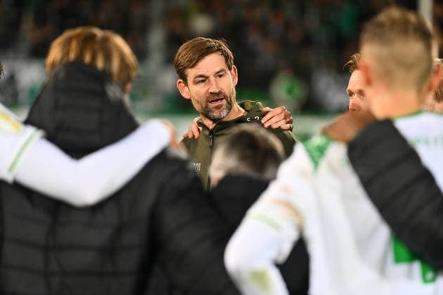 29.10.2025 - Fussball - Saison 2025 2026 - DFB Pokal Vereinspokal - 02. Runde: SpVgg Greuther Fürth ( Kleeblatt ) - 1. FC Kaiserslautern FCK ( Rote Teufel ) - Sportfoto Zink - xwoxzix - regulations prohibit any use of photographs as image sequences and or quasi-video - Thomas Kleine ( Trainer SpVgg Greuther Fürth ) spricht zu Mannschaft Team nach Spielende