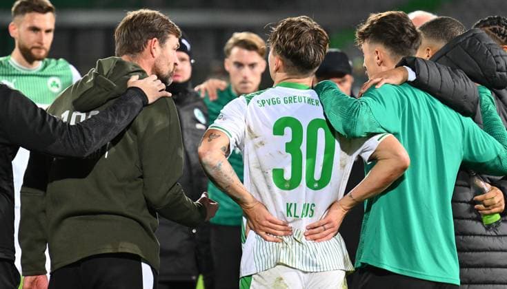 29.10.2025 - Fussball - Saison 2025 2026 - DFB Pokal Vereinspokal - 02. Runde: SpVgg Greuther Fürth ( Kleeblatt ) - 1. FC Kaiserslautern FCK ( Rote Teufel ) - Sportfoto Zink - xwoxzix - regulations prohibit any use of photographs as image sequences and or quasi-video - Thomas Kleine ( Trainer SpVgg Greuther Fürth ) spricht zu Mannschaft Team nach Spielende
