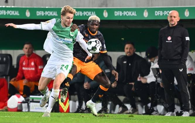 29.10.2025 - Fussball - Saison 2025 2026 - DFB Pokal Vereinspokal - 02. Runde: SpVgg Greuther Fürth ( Kleeblatt ) - 1. FC Kaiserslautern FCK ( Rote Teufel ) - Sportfoto Zink - xwoxzix - regulations prohibit any use of photographs as image sequences and or quasi-video - Marco John (24, SpVgg Greuther Fürth ) Afeez Aremu (23, 1. FC Kaiserslautern FCK )