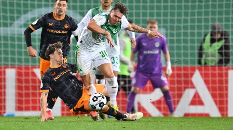 29.10.2025 - Fussball - Saison 2025 2026 - DFB Pokal Vereinspokal - 02. Runde: SpVgg Greuther Fürth ( Kleeblatt ) - 1. FC Kaiserslautern FCK ( Rote Teufel ) - Sportfoto Zink - xwoxzix - regulations prohibit any use of photographs as image sequences and or quasi-video - Florian Kleinhansl (3, 1. FC Kaiserslautern FCK ) Felix Klaus (30, SpVgg Greuther Fürth )